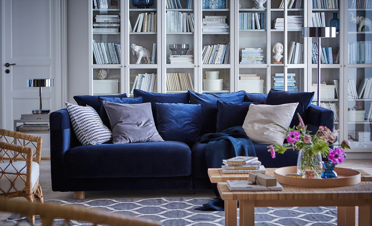 Синий диван в интерьере гостиной фото реальные
